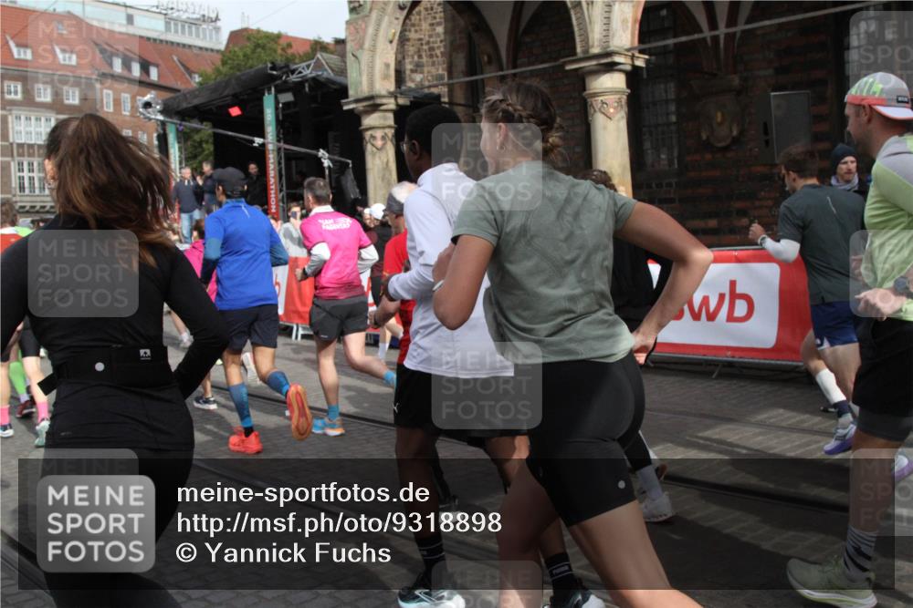 05.10.2025 - 20. swb-Marathon Bremen Yannick Fuchs http://msf.ph/oto/9318898 05.10.2025 11:32:32 Ziel  meine-sportfotos.de