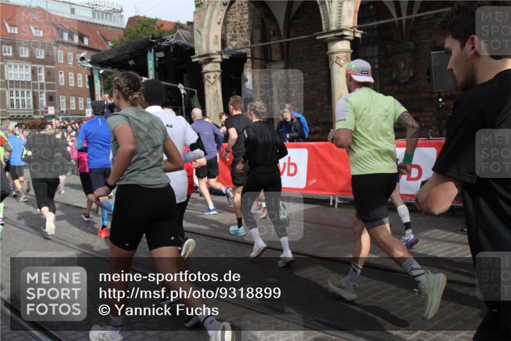 05.10.2025 - 20. swb-Marathon Bremen Yannick Fuchs http://msf.ph/oto/9318899 05.10.2025 11:32:33 Ziel  meine-sportfotos.de