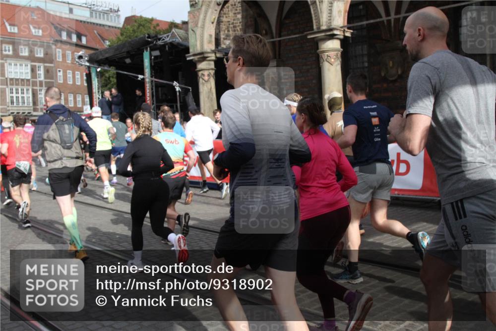 05.10.2025 - 20. swb-Marathon Bremen Yannick Fuchs http://msf.ph/oto/9318902 05.10.2025 11:32:35 Ziel  meine-sportfotos.de