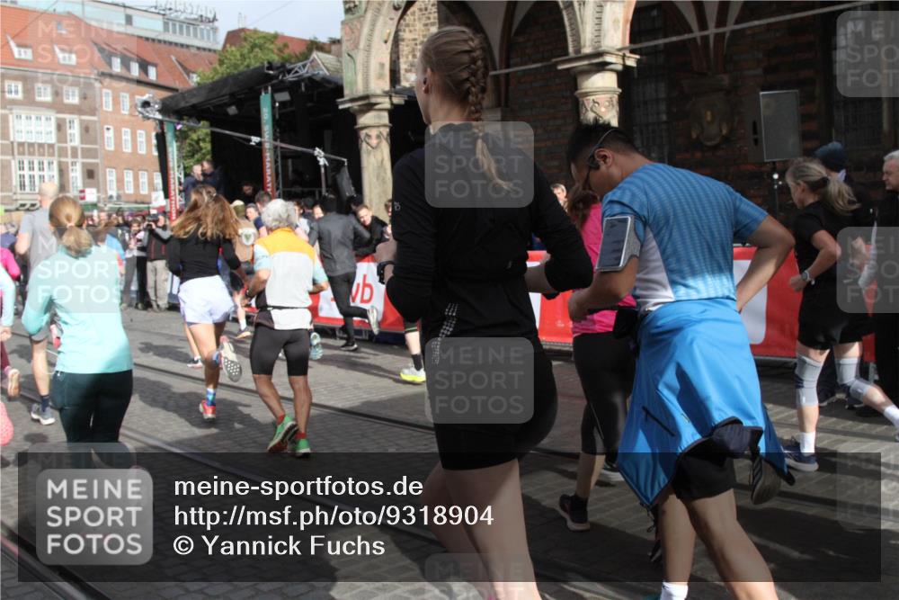 05.10.2025 - 20. swb-Marathon Bremen Yannick Fuchs http://msf.ph/oto/9318904 05.10.2025 11:32:37 Ziel  meine-sportfotos.de