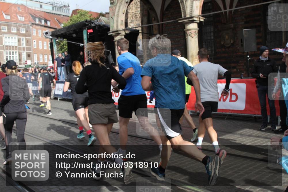 05.10.2025 - 20. swb-Marathon Bremen Yannick Fuchs http://msf.ph/oto/9318910 05.10.2025 11:32:39 Ziel  meine-sportfotos.de