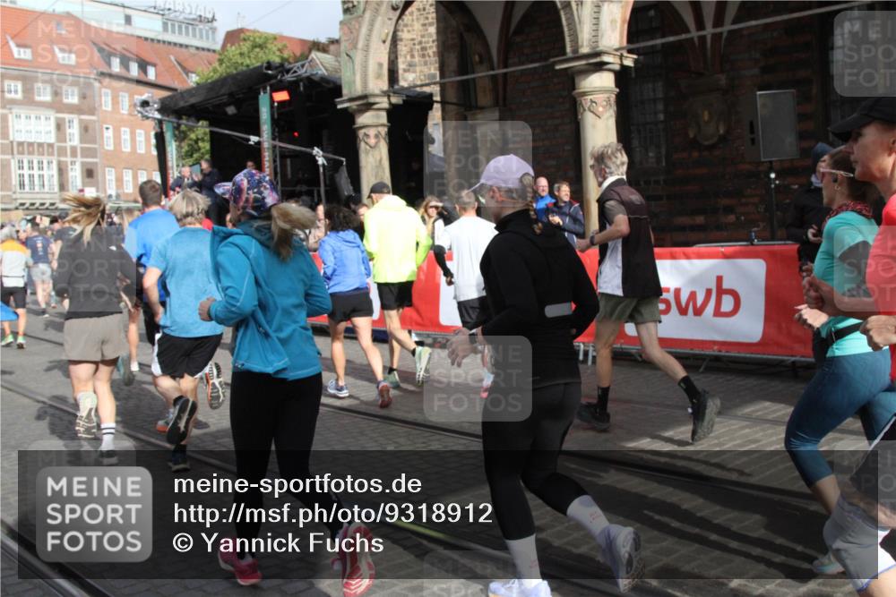 05.10.2025 - 20. swb-Marathon Bremen Yannick Fuchs http://msf.ph/oto/9318912 05.10.2025 11:32:40 Ziel  meine-sportfotos.de