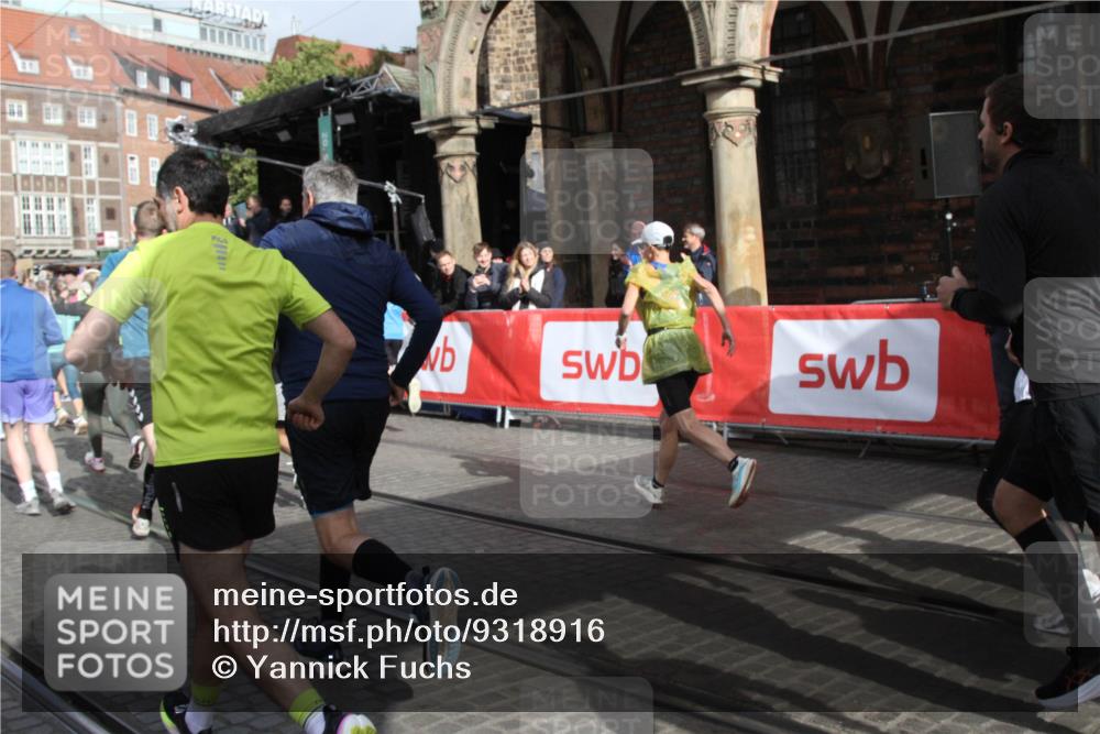 05.10.2025 - 20. swb-Marathon Bremen Yannick Fuchs http://msf.ph/oto/9318916 05.10.2025 11:32:43 Ziel  meine-sportfotos.de