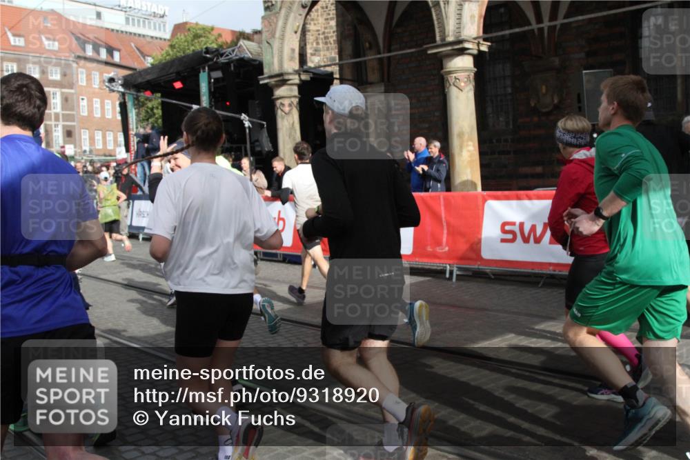 05.10.2025 - 20. swb-Marathon Bremen Yannick Fuchs http://msf.ph/oto/9318920 05.10.2025 11:32:46 Ziel  meine-sportfotos.de