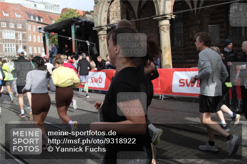 05.10.2025 - 20. swb-Marathon Bremen Yannick Fuchs http://msf.ph/oto/9318922 05.10.2025 11:32:47 Ziel  meine-sportfotos.de