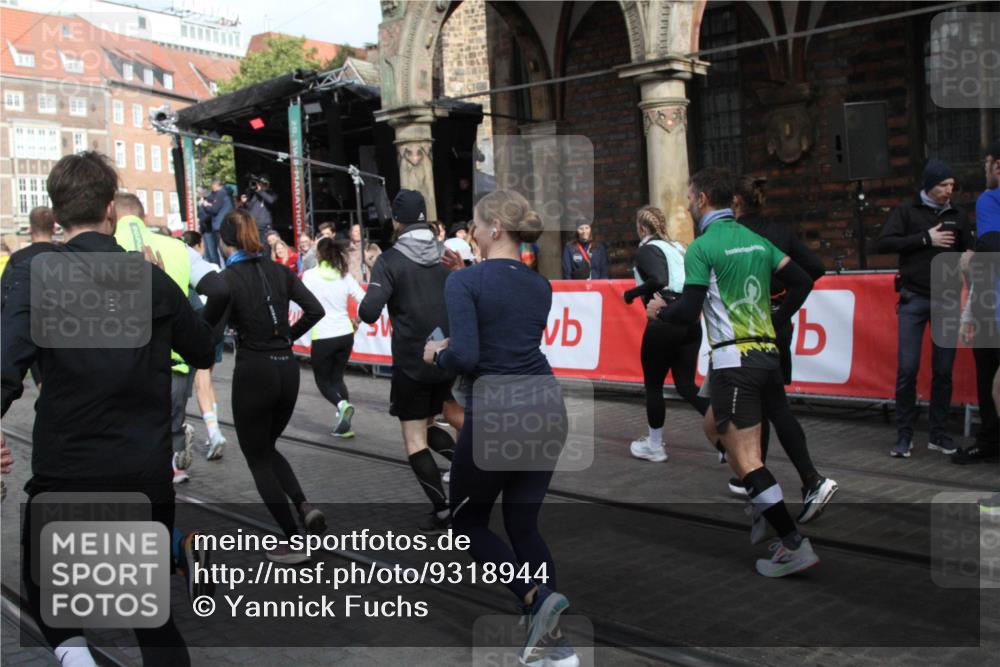 05.10.2025 - 20. swb-Marathon Bremen Yannick Fuchs http://msf.ph/oto/9318944 05.10.2025 11:32:59 Ziel  meine-sportfotos.de