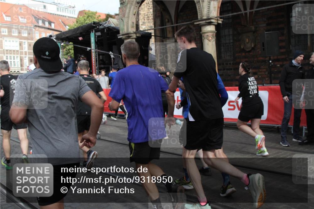 05.10.2025 - 20. swb-Marathon Bremen Yannick Fuchs http://msf.ph/oto/9318950 05.10.2025 11:33:01 Ziel  meine-sportfotos.de
