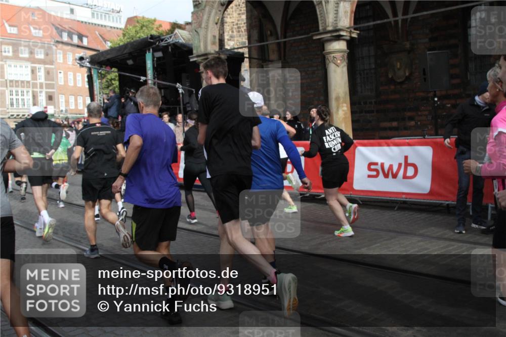 05.10.2025 - 20. swb-Marathon Bremen Yannick Fuchs http://msf.ph/oto/9318951 05.10.2025 11:33:01 Ziel  meine-sportfotos.de