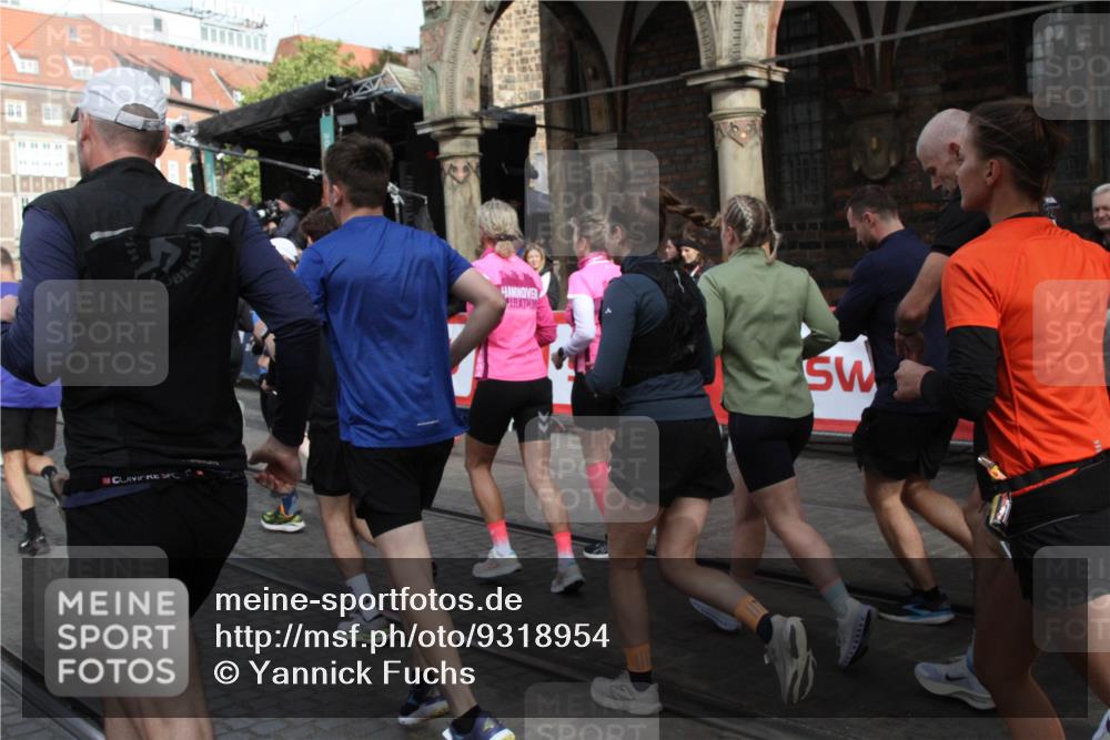 05.10.2025 - 20. swb-Marathon Bremen Yannick Fuchs http://msf.ph/oto/9318954 05.10.2025 11:33:03 Ziel  meine-sportfotos.de
