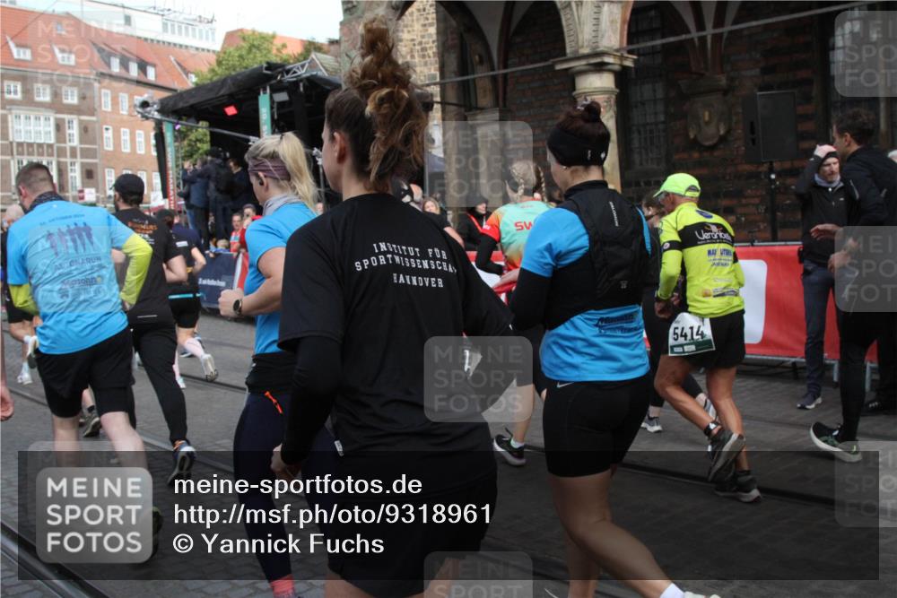 05.10.2025 - 20. swb-Marathon Bremen Yannick Fuchs http://msf.ph/oto/9318961 05.10.2025 11:33:06 Ziel  meine-sportfotos.de