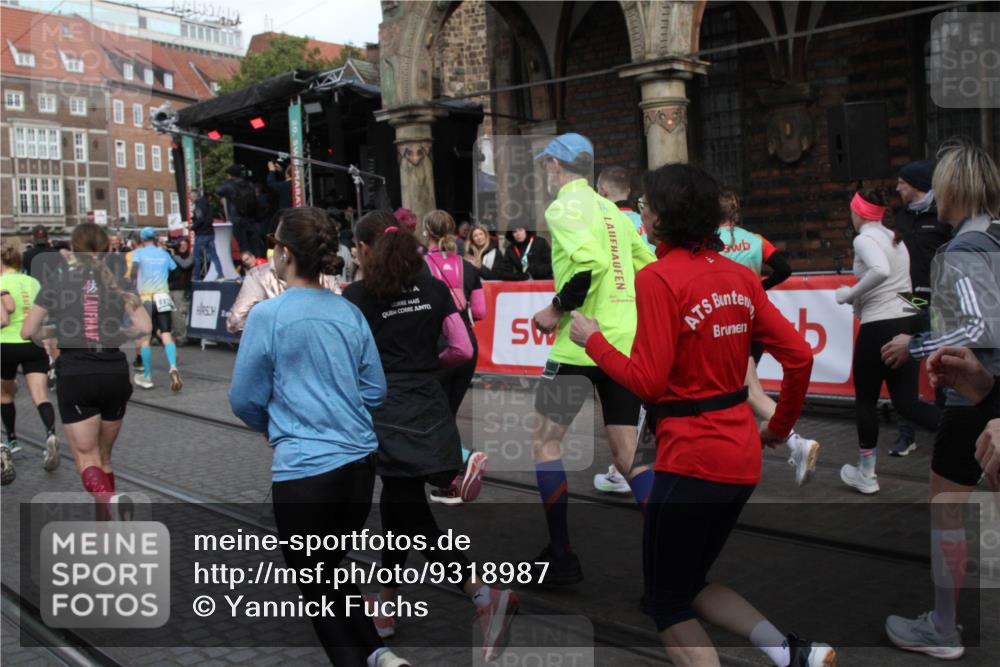 05.10.2025 - 20. swb-Marathon Bremen Yannick Fuchs http://msf.ph/oto/9318987 05.10.2025 11:33:16 Ziel  meine-sportfotos.de