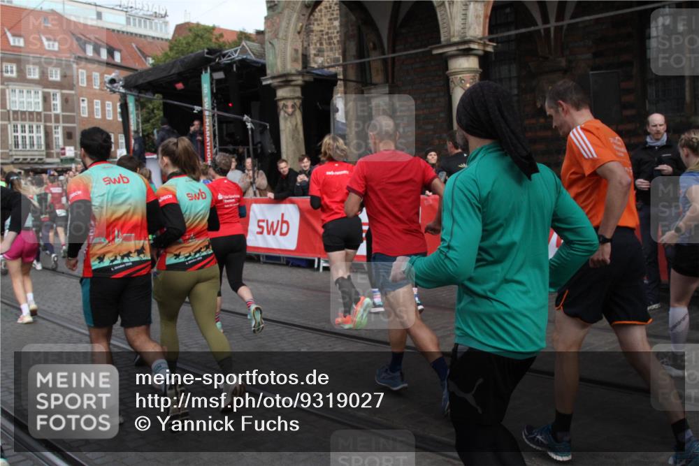 05.10.2025 - 20. swb-Marathon Bremen Yannick Fuchs http://msf.ph/oto/9319027 05.10.2025 11:33:32 Ziel  meine-sportfotos.de