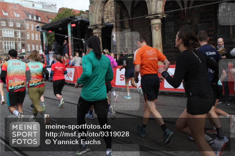 05.10.2025 - 20. swb-Marathon Bremen Yannick Fuchs http://msf.ph/oto/9319028 05.10.2025 11:33:32 Ziel  meine-sportfotos.de