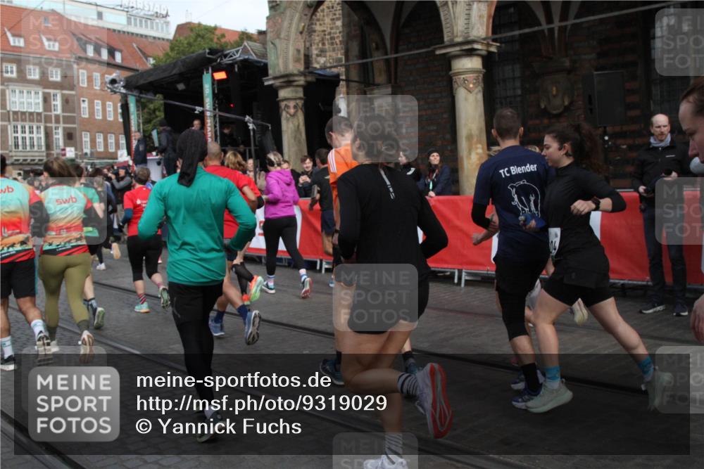 05.10.2025 - 20. swb-Marathon Bremen Yannick Fuchs http://msf.ph/oto/9319029 05.10.2025 11:33:33 Ziel  meine-sportfotos.de