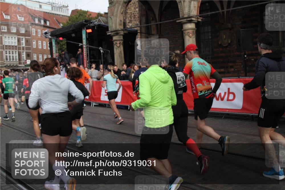 05.10.2025 - 20. swb-Marathon Bremen Yannick Fuchs http://msf.ph/oto/9319031 05.10.2025 11:33:34 Ziel  meine-sportfotos.de