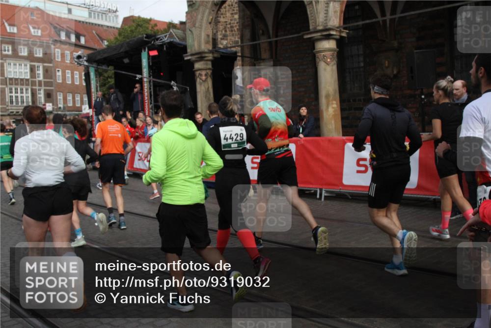 05.10.2025 - 20. swb-Marathon Bremen Yannick Fuchs http://msf.ph/oto/9319032 05.10.2025 11:33:34 Ziel  meine-sportfotos.de