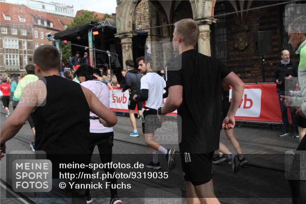 05.10.2025 - 20. swb-Marathon Bremen Yannick Fuchs http://msf.ph/oto/9319035 05.10.2025 11:33:35 Ziel  meine-sportfotos.de