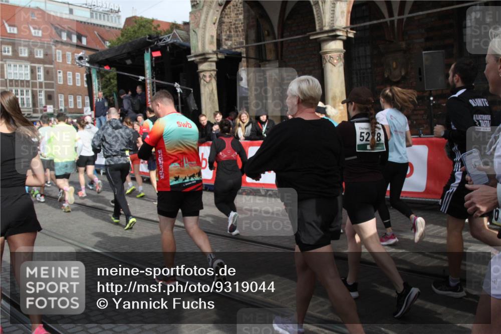 05.10.2025 - 20. swb-Marathon Bremen Yannick Fuchs http://msf.ph/oto/9319044 05.10.2025 11:33:39 Ziel  meine-sportfotos.de