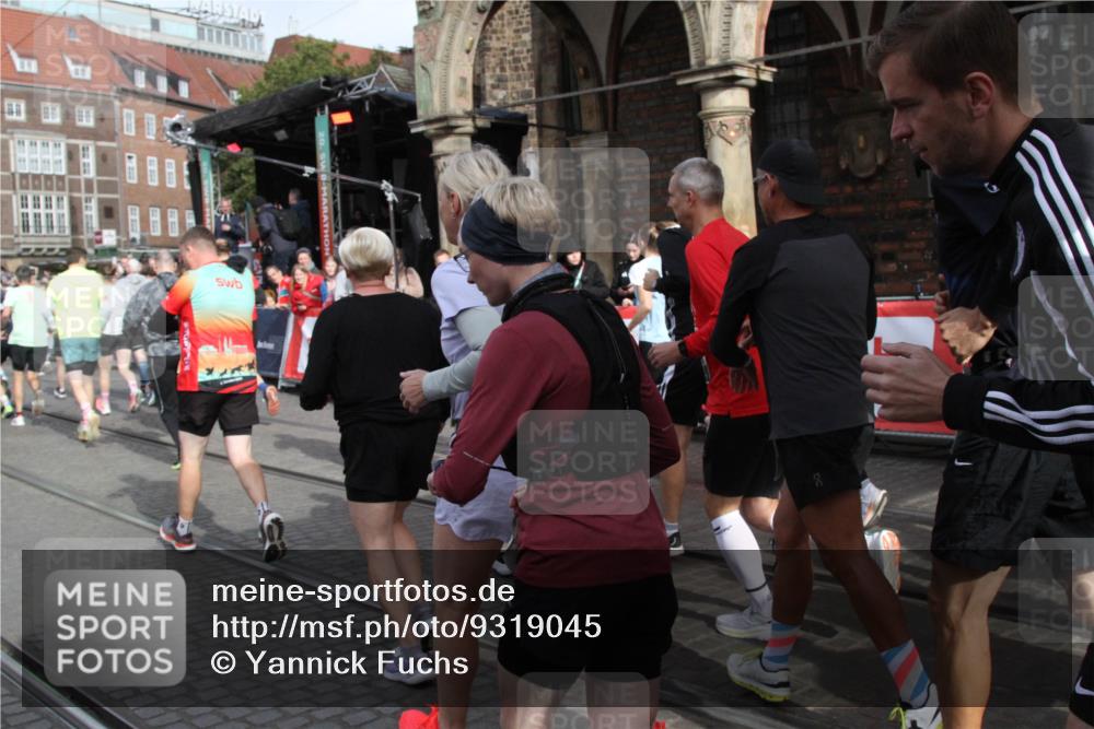 05.10.2025 - 20. swb-Marathon Bremen Yannick Fuchs http://msf.ph/oto/9319045 05.10.2025 11:33:40 Ziel  meine-sportfotos.de