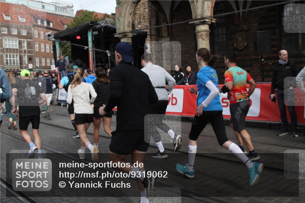 05.10.2025 - 20. swb-Marathon Bremen Yannick Fuchs http://msf.ph/oto/9319062 05.10.2025 11:33:47 Ziel  meine-sportfotos.de