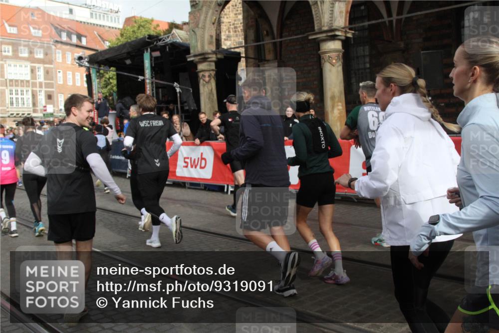 05.10.2025 - 20. swb-Marathon Bremen Yannick Fuchs http://msf.ph/oto/9319091 05.10.2025 11:33:59 Ziel  meine-sportfotos.de