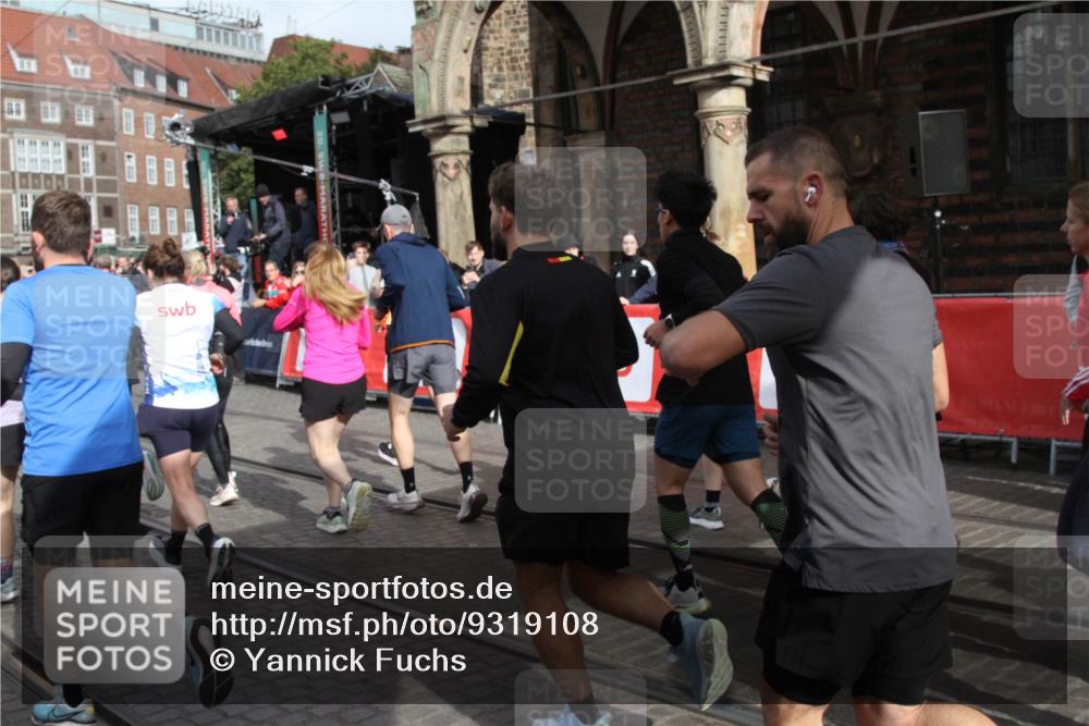 05.10.2025 - 20. swb-Marathon Bremen Yannick Fuchs http://msf.ph/oto/9319108 05.10.2025 11:34:09 Ziel  meine-sportfotos.de