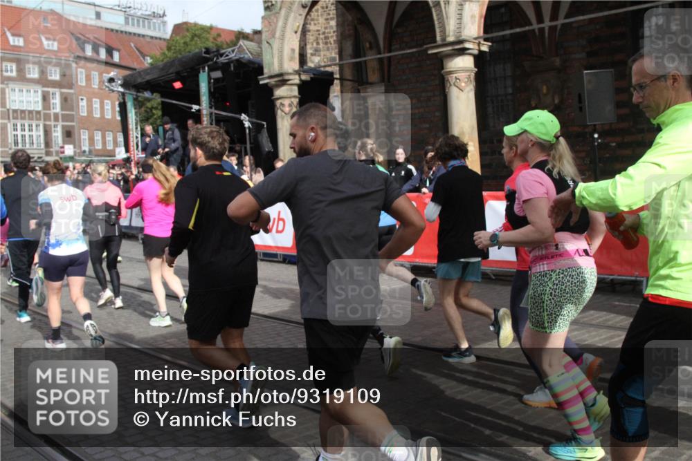 05.10.2025 - 20. swb-Marathon Bremen Yannick Fuchs http://msf.ph/oto/9319109 05.10.2025 11:34:09 Ziel  meine-sportfotos.de