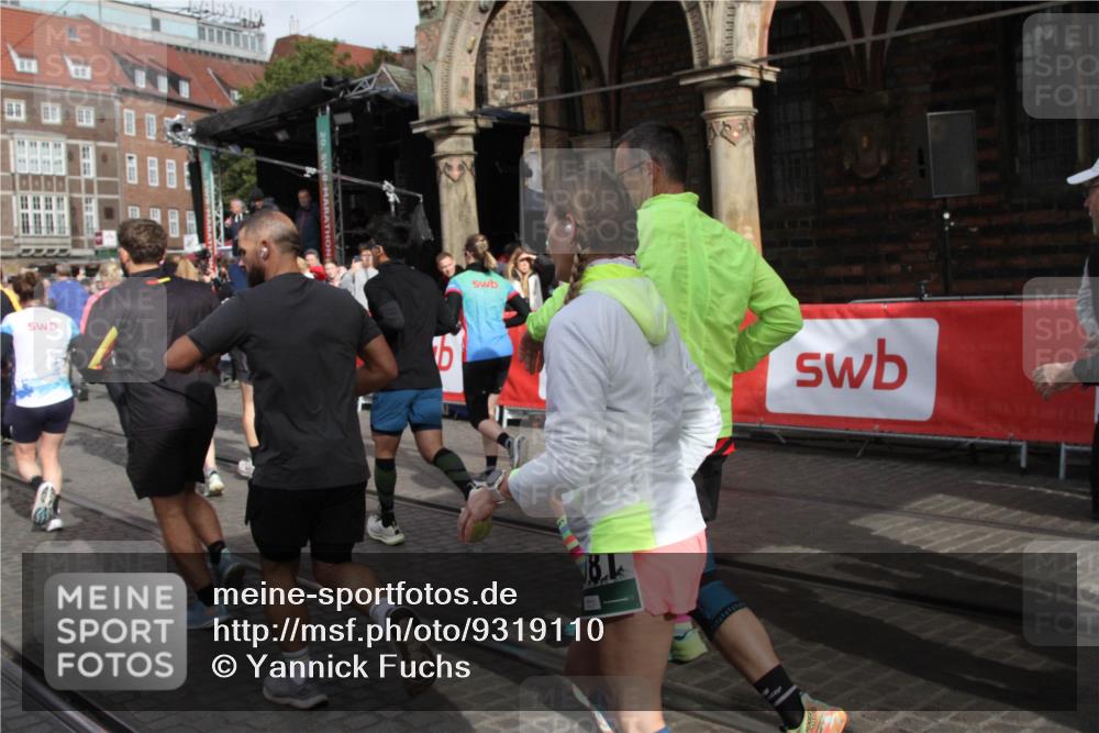 05.10.2025 - 20. swb-Marathon Bremen Yannick Fuchs http://msf.ph/oto/9319110 05.10.2025 11:34:10 Ziel  meine-sportfotos.de