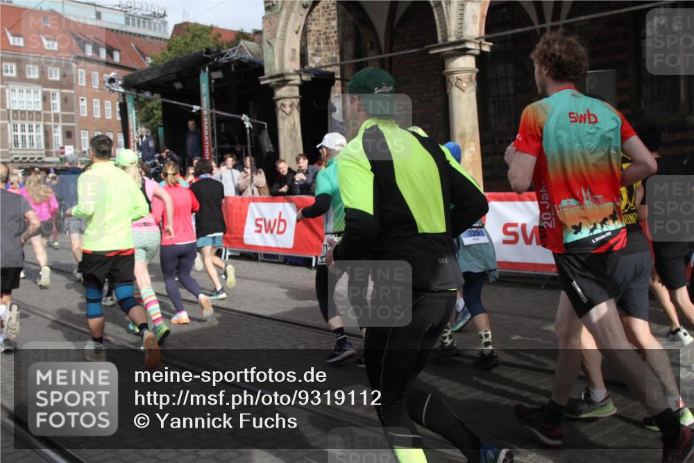 05.10.2025 - 20. swb-Marathon Bremen Yannick Fuchs http://msf.ph/oto/9319112 05.10.2025 11:34:11 Ziel  meine-sportfotos.de
