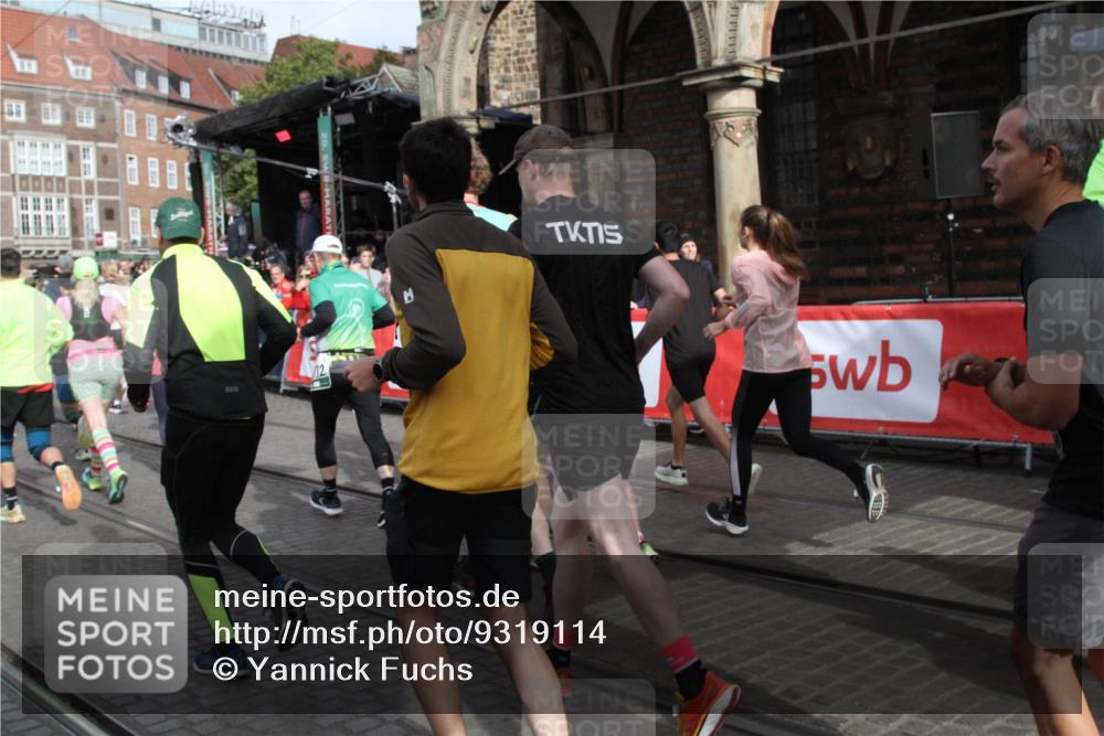 05.10.2025 - 20. swb-Marathon Bremen Yannick Fuchs http://msf.ph/oto/9319114 05.10.2025 11:34:11 Ziel  meine-sportfotos.de
