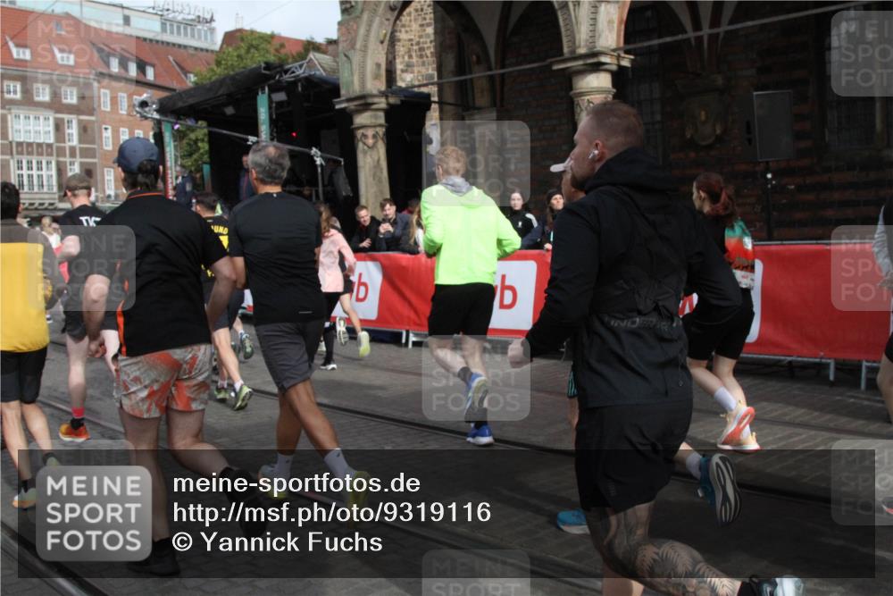 05.10.2025 - 20. swb-Marathon Bremen Yannick Fuchs http://msf.ph/oto/9319116 05.10.2025 11:34:12 Ziel  meine-sportfotos.de