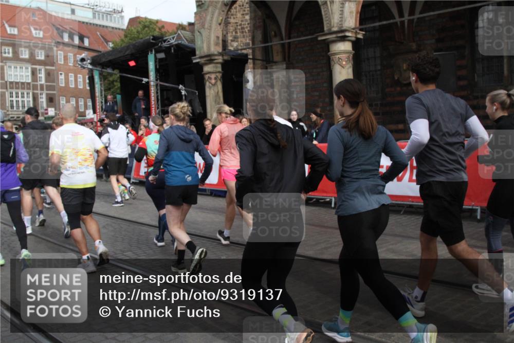 05.10.2025 - 20. swb-Marathon Bremen Yannick Fuchs http://msf.ph/oto/9319137 05.10.2025 11:34:21 Ziel  meine-sportfotos.de