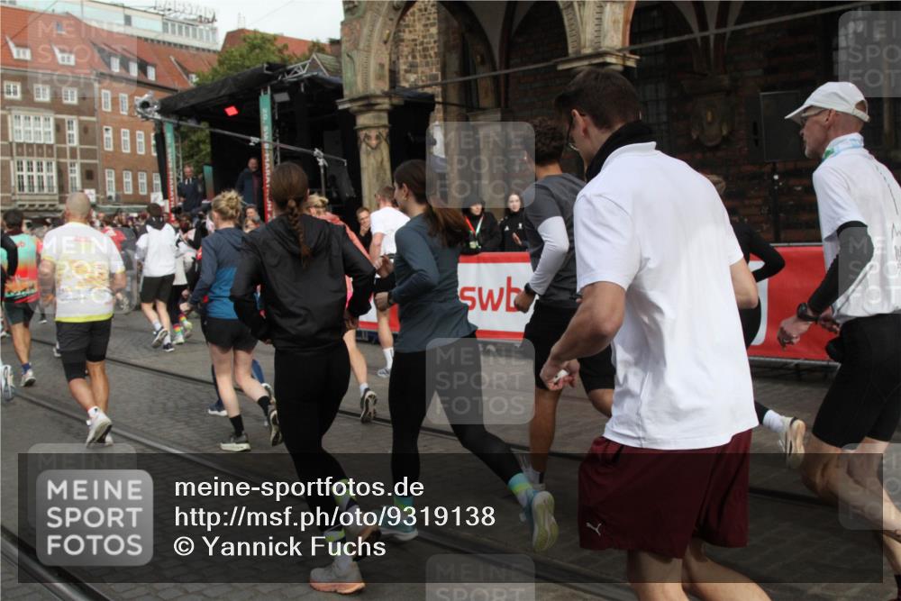 05.10.2025 - 20. swb-Marathon Bremen Yannick Fuchs http://msf.ph/oto/9319138 05.10.2025 11:34:21 Ziel  meine-sportfotos.de
