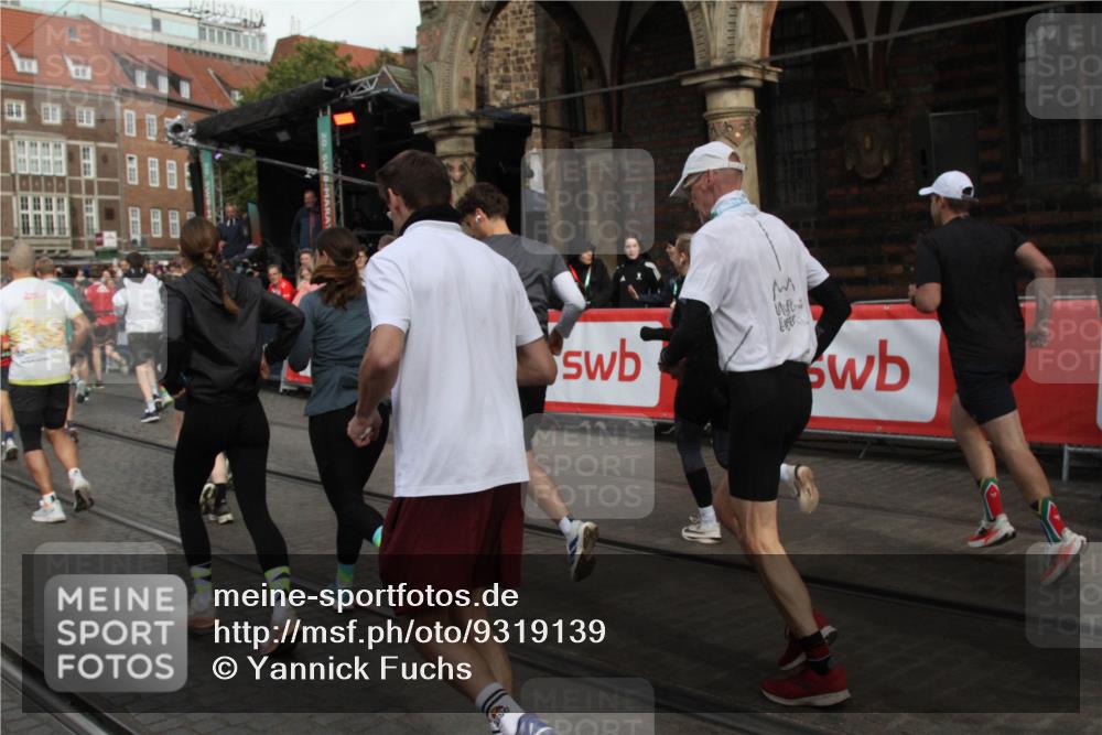 05.10.2025 - 20. swb-Marathon Bremen Yannick Fuchs http://msf.ph/oto/9319139 05.10.2025 11:34:21 Ziel  meine-sportfotos.de