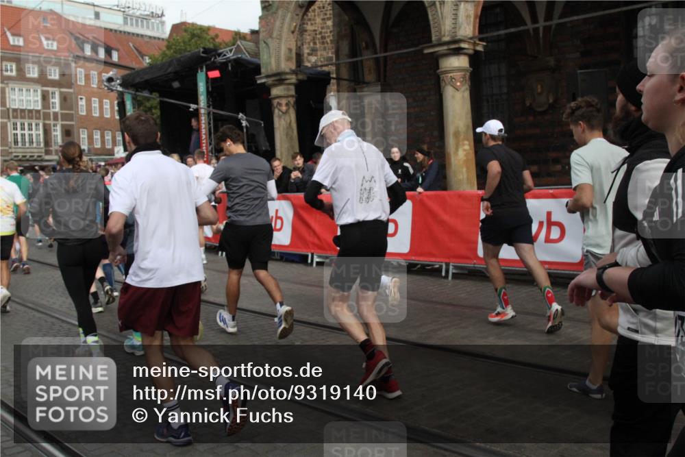 05.10.2025 - 20. swb-Marathon Bremen Yannick Fuchs http://msf.ph/oto/9319140 05.10.2025 11:34:22 Ziel  meine-sportfotos.de