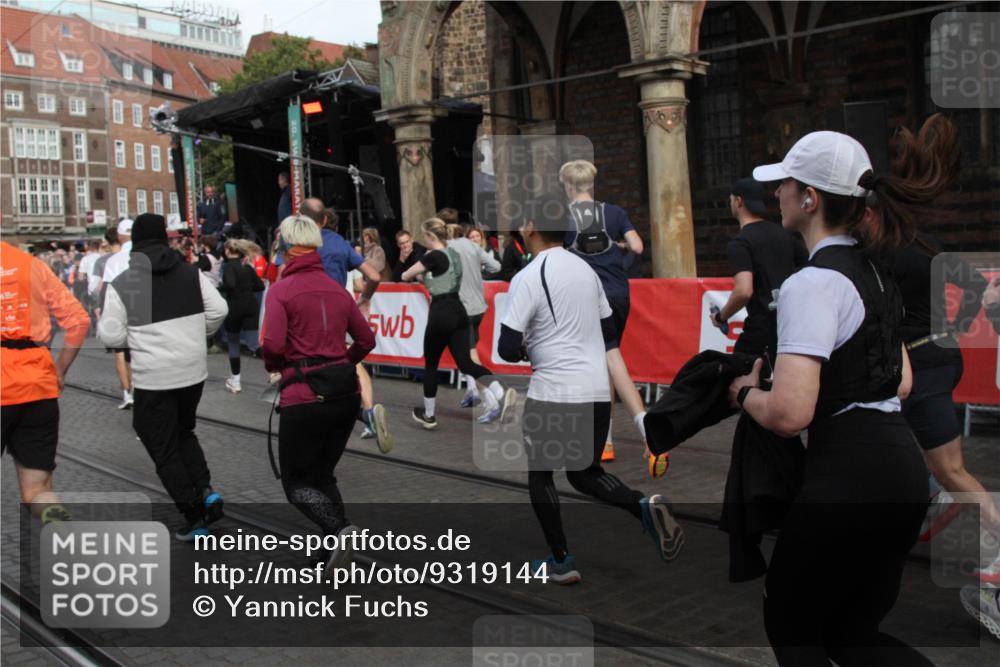 05.10.2025 - 20. swb-Marathon Bremen Yannick Fuchs http://msf.ph/oto/9319144 05.10.2025 11:34:23 Ziel  meine-sportfotos.de