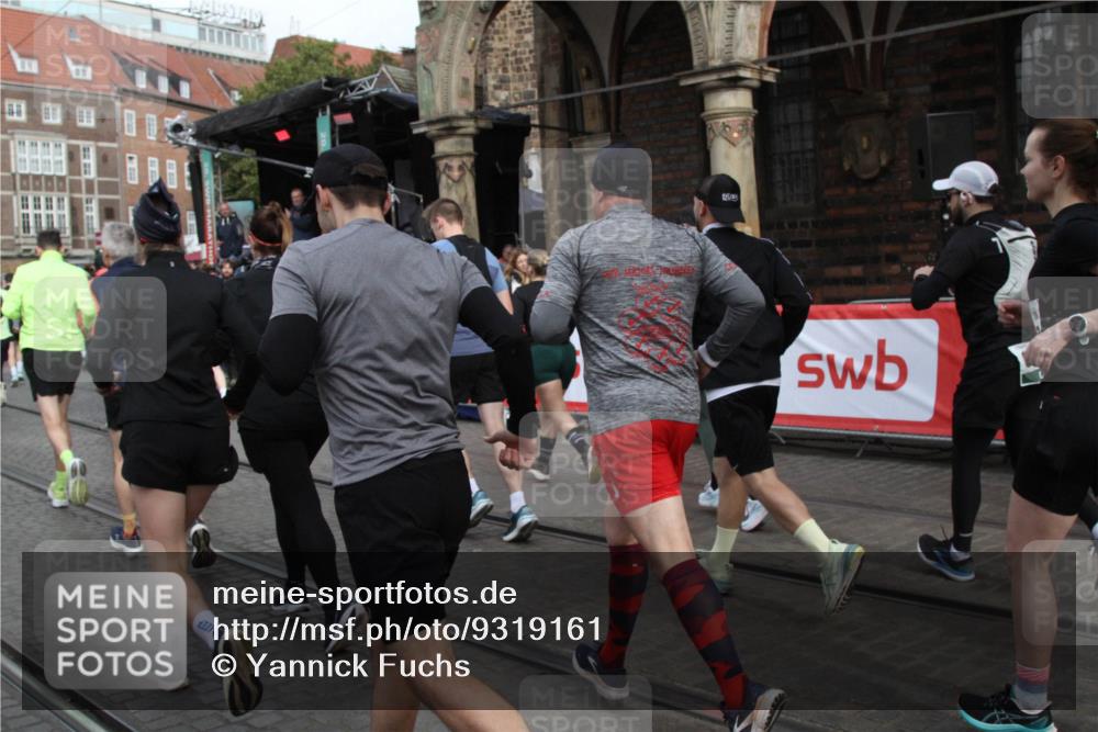 05.10.2025 - 20. swb-Marathon Bremen Yannick Fuchs http://msf.ph/oto/9319161 05.10.2025 11:34:32 Ziel  meine-sportfotos.de