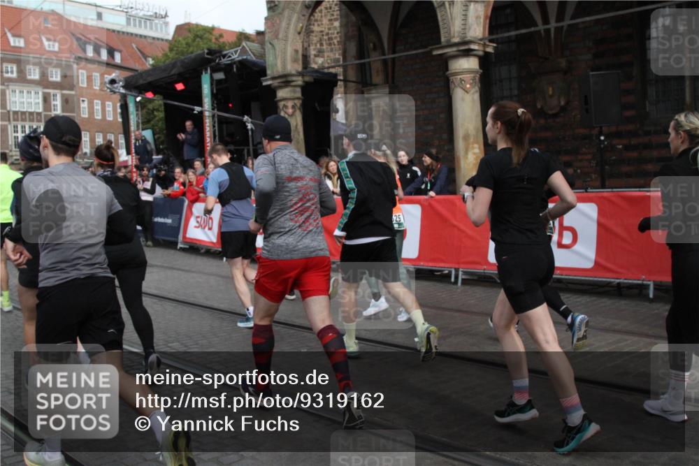 05.10.2025 - 20. swb-Marathon Bremen Yannick Fuchs http://msf.ph/oto/9319162 05.10.2025 11:34:32 Ziel  meine-sportfotos.de