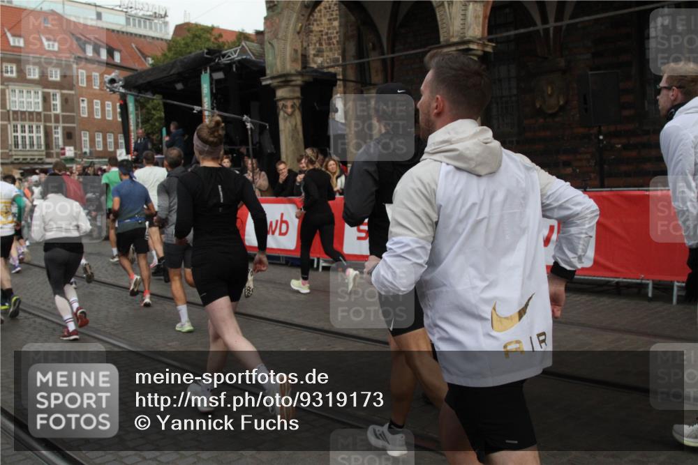 05.10.2025 - 20. swb-Marathon Bremen Yannick Fuchs http://msf.ph/oto/9319173 05.10.2025 11:34:37 Ziel  meine-sportfotos.de