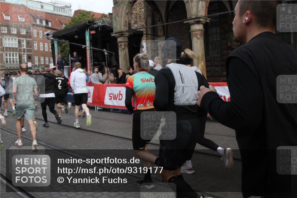 05.10.2025 - 20. swb-Marathon Bremen Yannick Fuchs http://msf.ph/oto/9319177 05.10.2025 11:34:39 Ziel  meine-sportfotos.de