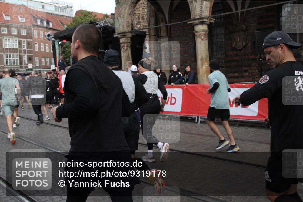 05.10.2025 - 20. swb-Marathon Bremen Yannick Fuchs http://msf.ph/oto/9319178 05.10.2025 11:34:39 Ziel  meine-sportfotos.de