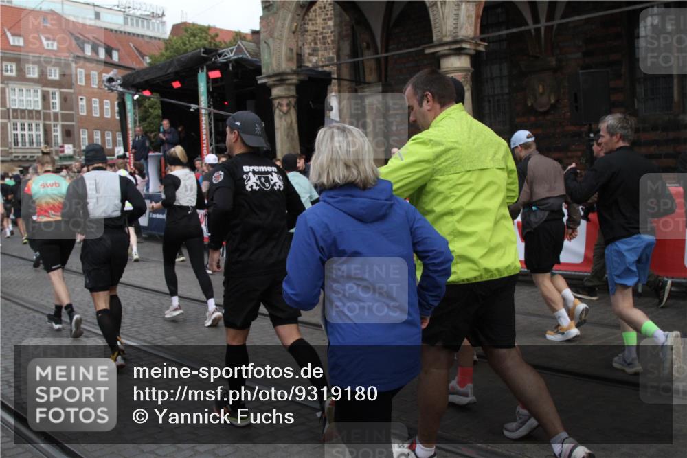 05.10.2025 - 20. swb-Marathon Bremen Yannick Fuchs http://msf.ph/oto/9319180 05.10.2025 11:34:40 Ziel  meine-sportfotos.de