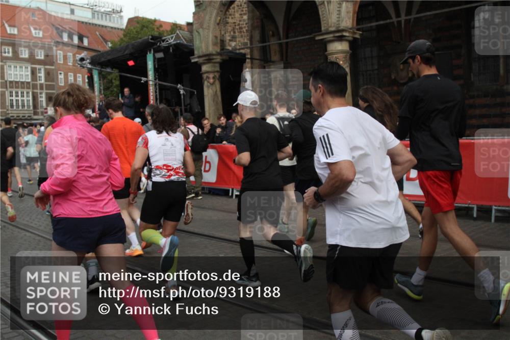 05.10.2025 - 20. swb-Marathon Bremen Yannick Fuchs http://msf.ph/oto/9319188 05.10.2025 11:34:44 Ziel  meine-sportfotos.de