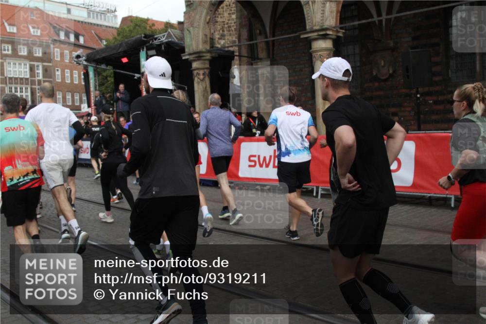 05.10.2025 - 20. swb-Marathon Bremen Yannick Fuchs http://msf.ph/oto/9319211 05.10.2025 11:34:54 Ziel  meine-sportfotos.de