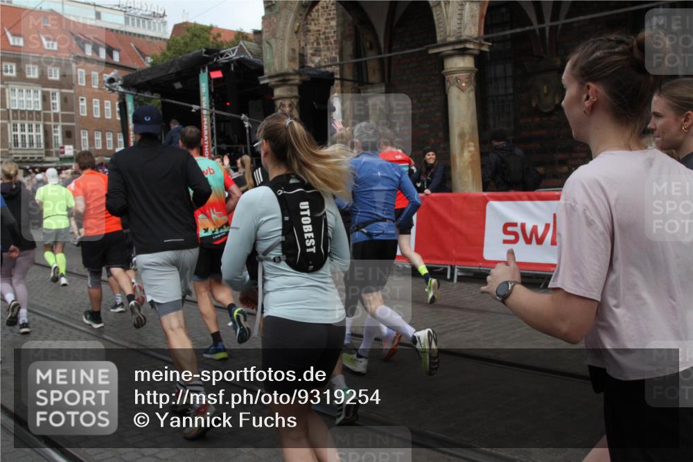 05.10.2025 - 20. swb-Marathon Bremen Yannick Fuchs http://msf.ph/oto/9319254 05.10.2025 11:35:12 Ziel  meine-sportfotos.de
