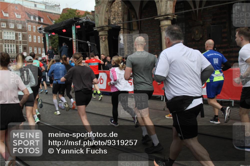 05.10.2025 - 20. swb-Marathon Bremen Yannick Fuchs http://msf.ph/oto/9319257 05.10.2025 11:35:13 Ziel  meine-sportfotos.de
