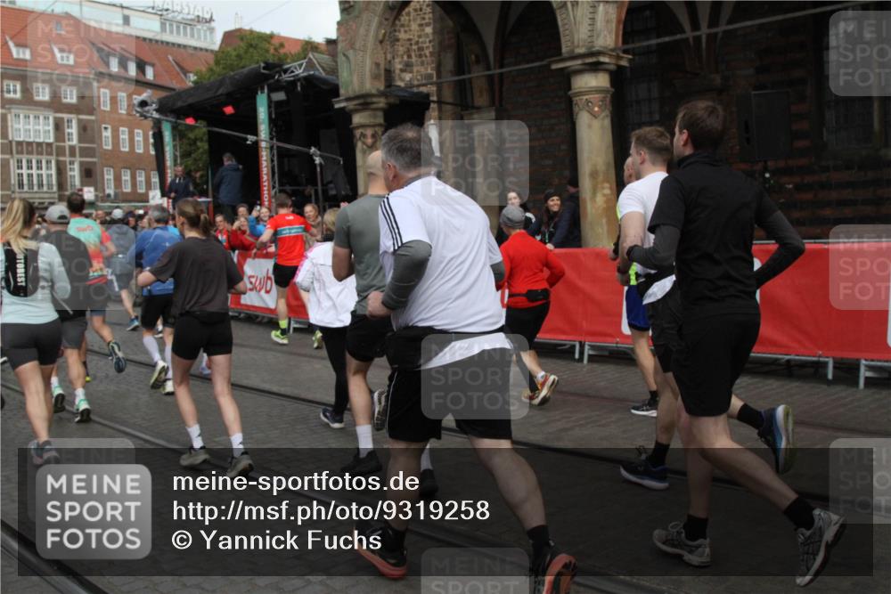 05.10.2025 - 20. swb-Marathon Bremen Yannick Fuchs http://msf.ph/oto/9319258 05.10.2025 11:35:13 Ziel  meine-sportfotos.de
