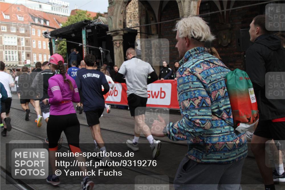 05.10.2025 - 20. swb-Marathon Bremen Yannick Fuchs http://msf.ph/oto/9319276 05.10.2025 11:35:22 Ziel  meine-sportfotos.de