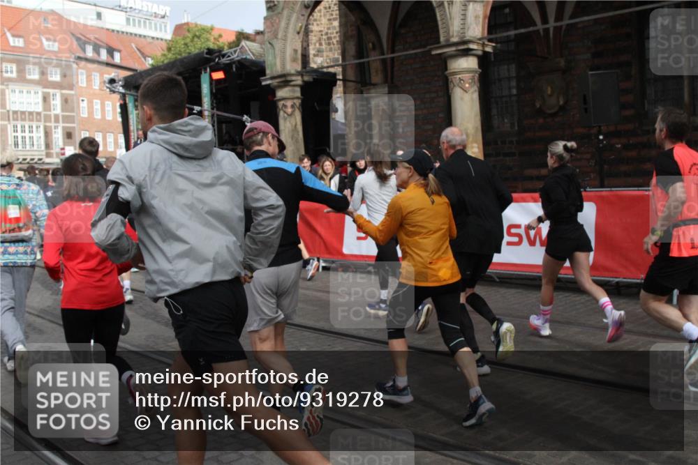 05.10.2025 - 20. swb-Marathon Bremen Yannick Fuchs http://msf.ph/oto/9319278 05.10.2025 11:35:23 Ziel  meine-sportfotos.de