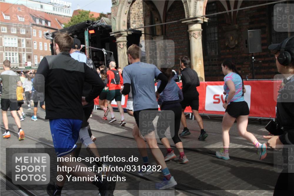 05.10.2025 - 20. swb-Marathon Bremen Yannick Fuchs http://msf.ph/oto/9319282 05.10.2025 11:35:26 Ziel  meine-sportfotos.de